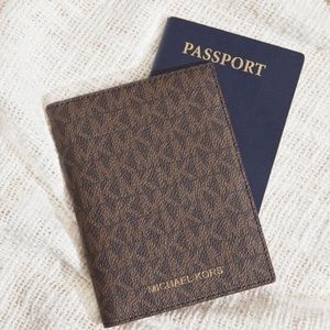 BRAND NEW Michael Kors Jet Set Travel Passport Walket